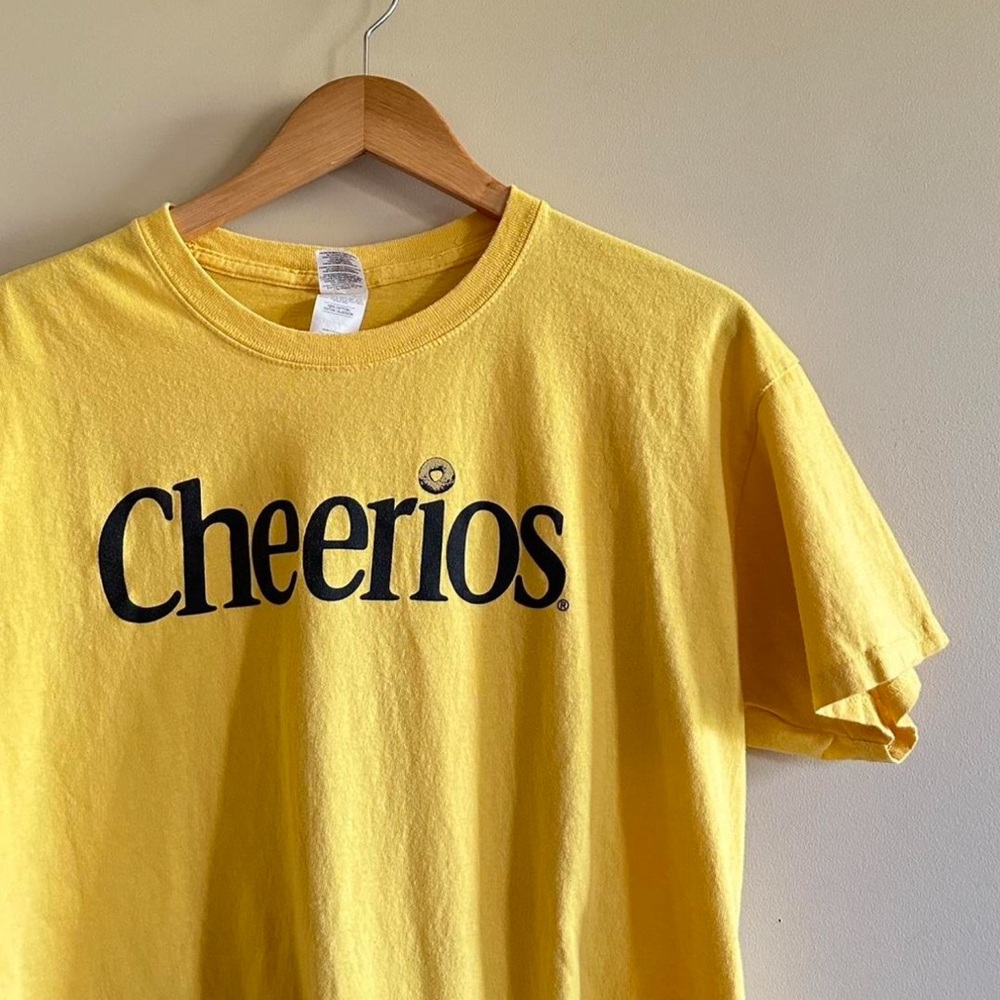 Vintage Cheerios tee. In excellent condition!! Size L (more of a woman’s large)